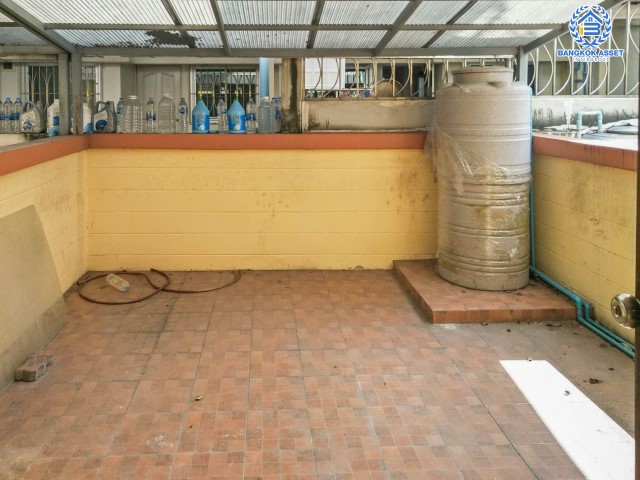 ทาวน์โฮมมือสองย่านกรุงเทพฯ หมู่บ้าน แฮปปี้แลนด์ แกรนด์วิลล์ ลาดพร้าว101 เนื้อที่มากถึง 22.3 ตร.ว. ฟังก์ชัน 3 ห้องนอน 4 ห้องน้ำ 1 ที่จอดรถ รีโนเวทโครงสร้างครัวหลังบ้านใหม่ บนทำเลแห่งการเดินทาง ใกล้รถไฟฟ้า(ในอนาคต) สายสีเหลือง "สถานีลาดพร้าว 101" และทางด่วน "รามอินทรา-เอกมัย"